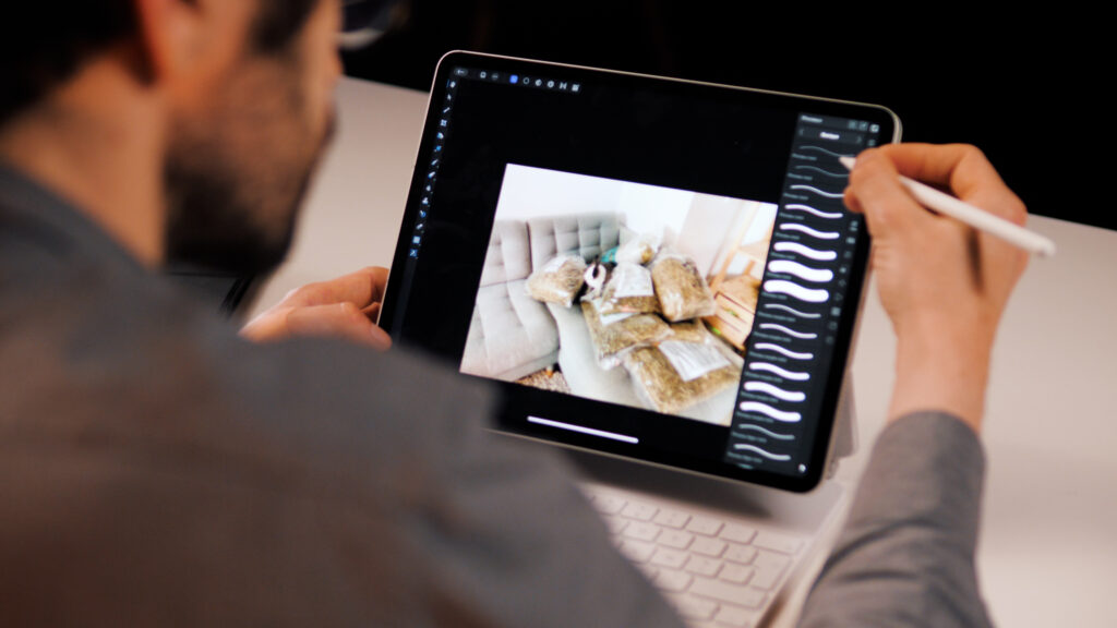 iPad Pro 2021 // Source : Louise Audry pour Numerama iPad Pro 2021 // Source : Louise Audry pour Numerama