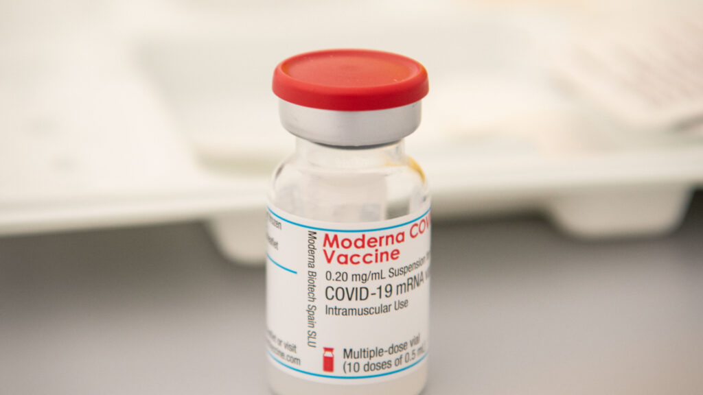 Vaccin Moderna contre le covid. // Source : Flickr/CC/Ville de Gennevilliers - Compte officiel (photo recadrée)