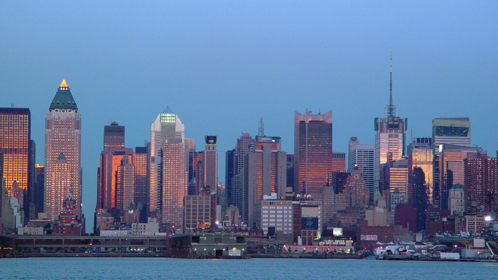 Les immeubles (comme ceux, ici, de New York) pourraient stocker de l'énergie dans leurs murs grâce à cette technologie. // Source : thenails / Flickr