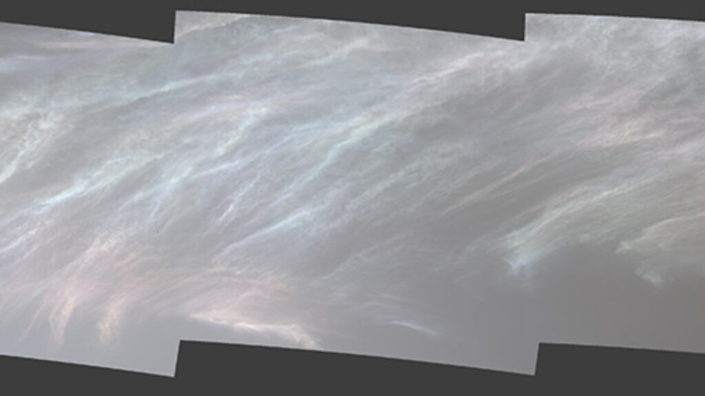 Nuages « de nacre » vus par Curiosity le 5 mars 2021. // Source : NASA/JPL-Caltech/MSSS (photo recadrée)