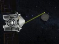 Vue d'artiste de la sonde OSIRIS-REx et de Bennu. // Source : Capture d'écran YouTube OSIRIS-REx Mission
