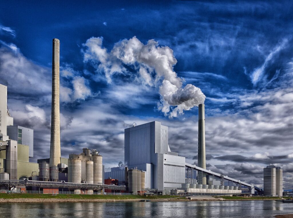 Les raffineries utilisent de l'hydrogène mais il s'agit souvent d'hydrogène gris, produits à partir d'énergies fossiles.   // Source : Marion Wellman / Pixabay
