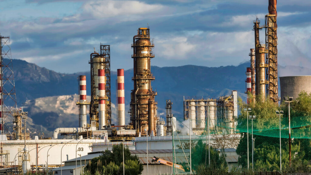 Les raffineries de pétrole utilisent souvent de l'hydrogène. // Source : Nicola Giordano / Pixabay