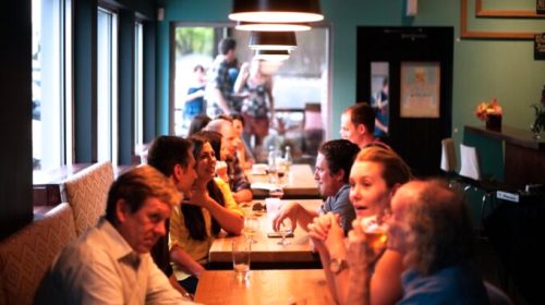 Des personnes à table dans un restaurant, comme dans le monde d'avant // Source : pxhere