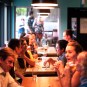 Des personnes à table dans un restaurant, comme dans le monde d'avant // Source : pxhere