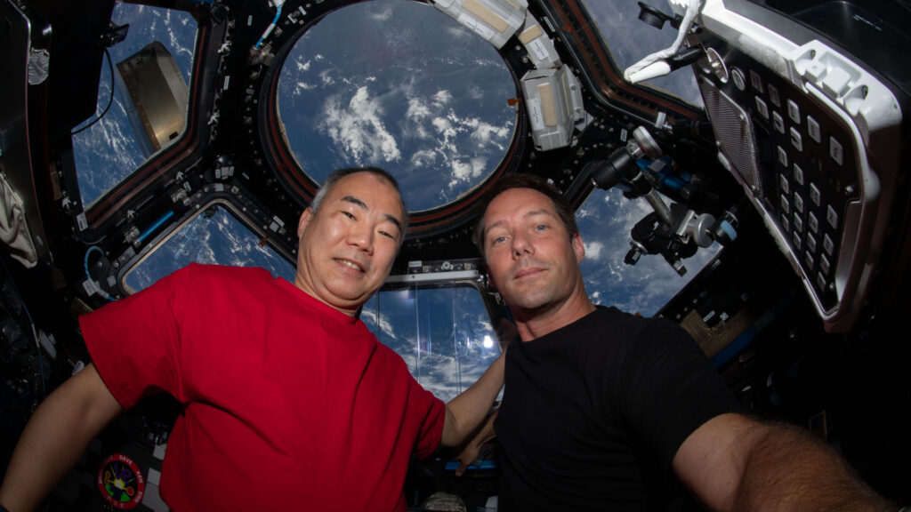 Soichi Wakata et Thomas Pesquet dans l'ISS, le 28 avril. // Source : Flickr/CC/Nasa Johnson (photo recadrée)