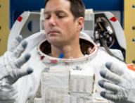 Comme tous les astronautes, Thomas Pesquet doit partager certains éléments de sa combinaison. // Source : NASA–Robert Markowitz