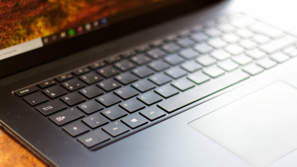 Le trackpad et le clavier du Surface Laptop // Source : Photo Corentin Béchade pour Numerama Le trackpad et le clavier du Surface Laptop // Source : Photo Corentin Béchade pour Numerama