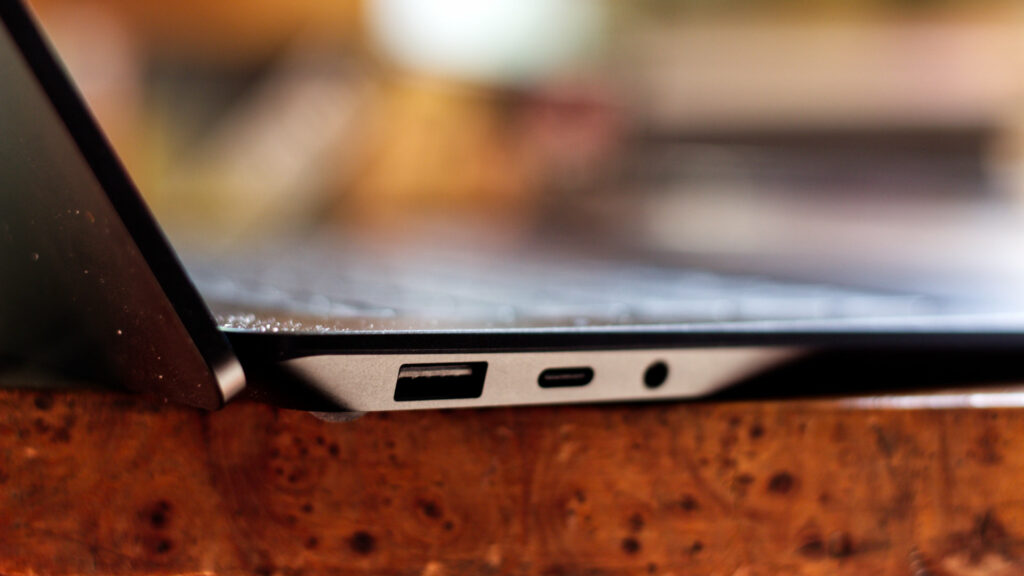 Les seuls ports USB du Surface Laptop 4 // Source : Photo Corentin Béchade pour Numerama