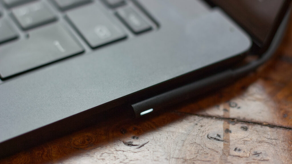 Le chargeur du Surface Laptop est aimantée façon MagSafe