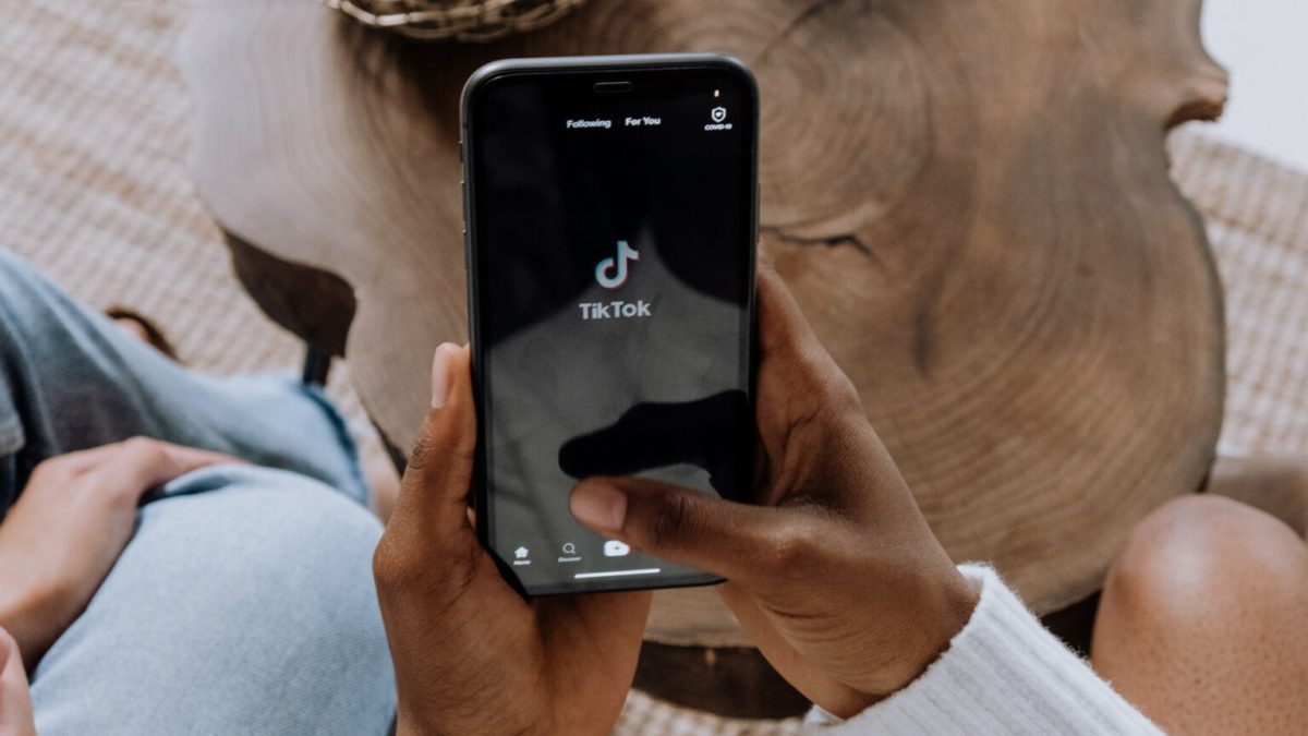 Application TikTok ouverte sur un smartphone. // Source : Pexels/cottonbro (photo recadrée)