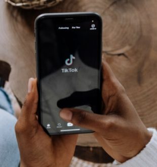 Application TikTok ouverte sur un smartphone. // Source : Pexels/cottonbro (photo recadrée)