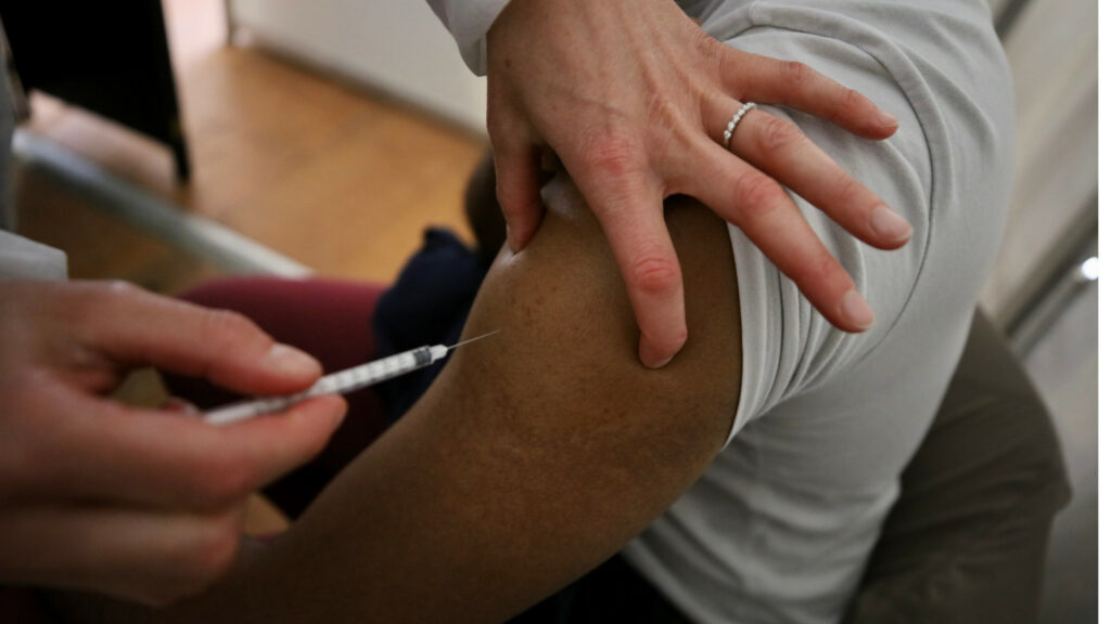 Vaccination contre le Covid 19. // Source : Flickr/CC/Département des Yvelines, Nicolas DUPREY/CD 78 (photo recadrée)