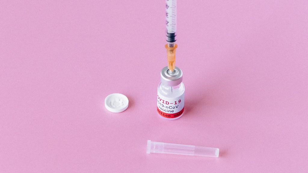 Vaccin contre le Covid-19. // Source : Pexels/Nataliya Vaitkevich (photo recadrée)