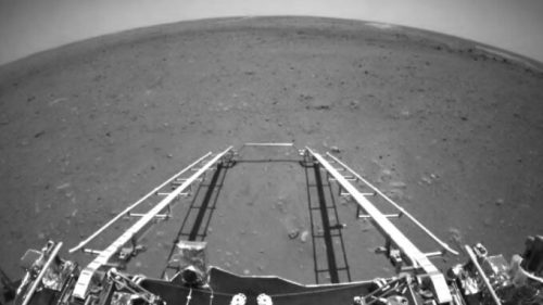 Zhurong a envoyé ses premières images sur Mars. // Source : CNSA (image recadrée)