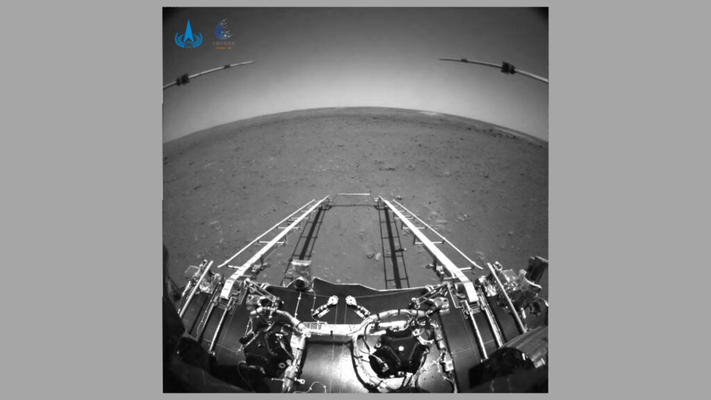 Première image en noir et blanc de Zhurong sur Mars. // Source : CNSA