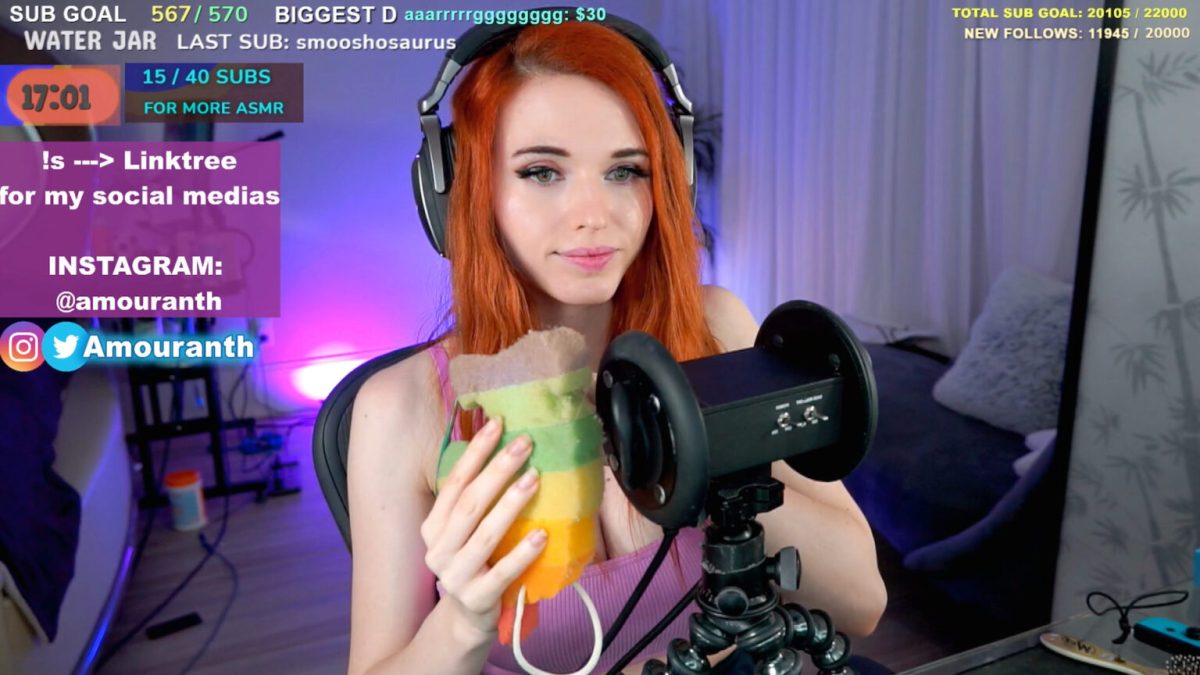 La streameuse Amouranth en train de faire de l'ASMR // Source : Amouranth / Twitch