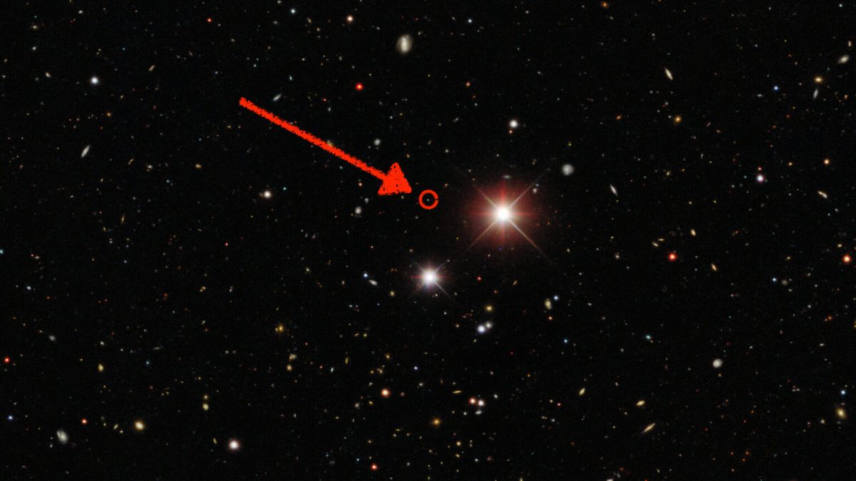 C/2014 UN271 (Bernardinelli-Bernstein). // Source : Dark Energy Survey/DOE/FNAL/DECam/CTIO/NOIRLab/NSF/AURA/P. Bernardinelli & G. Bernstein (UPenn)/DESI Legacy Imaging Surveys, annotation Numerama