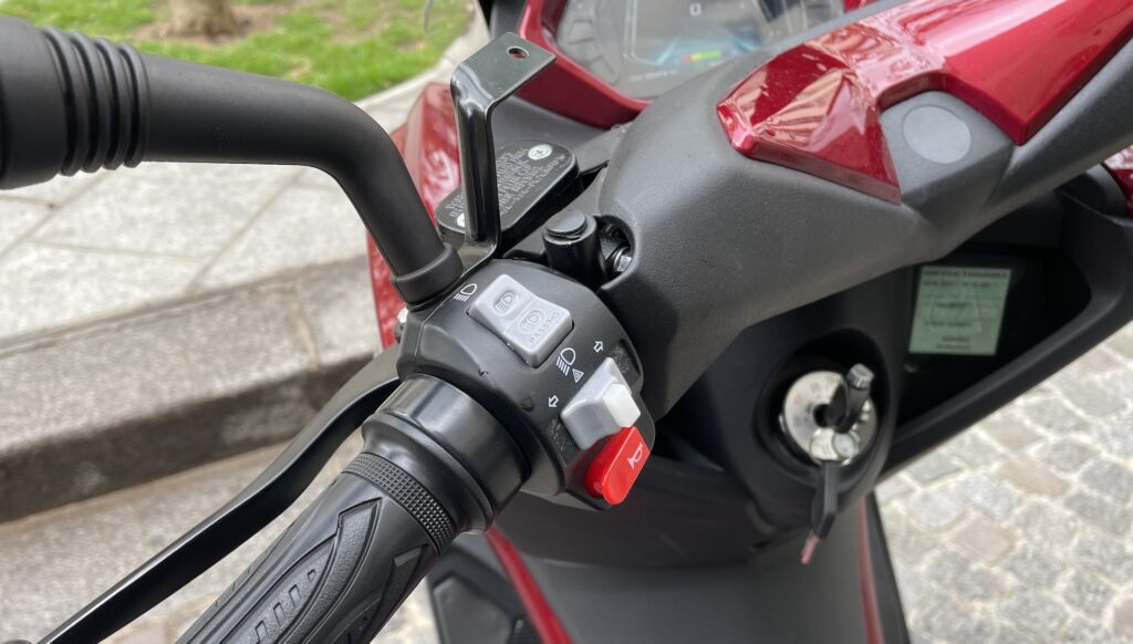 Les commandes sur le guidon du e-trax // Source : Numerama/Marie Turcan Les commandes sur le guidon du e-trax // Source : Numerama/Marie Turcan