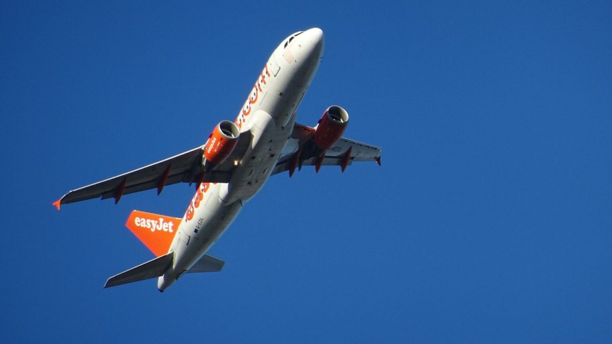 Un avion easyjet s'envole vers les cieux // Source : pixabay