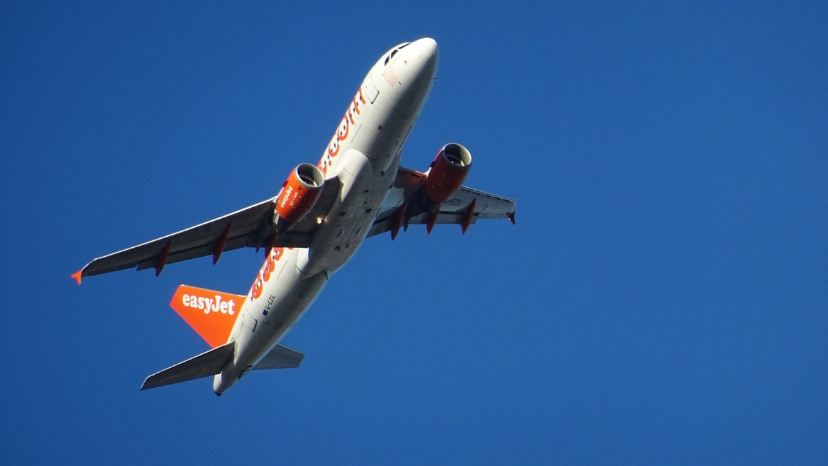 Un avion easyjet s'envole vers les cieux // Source : pixabay