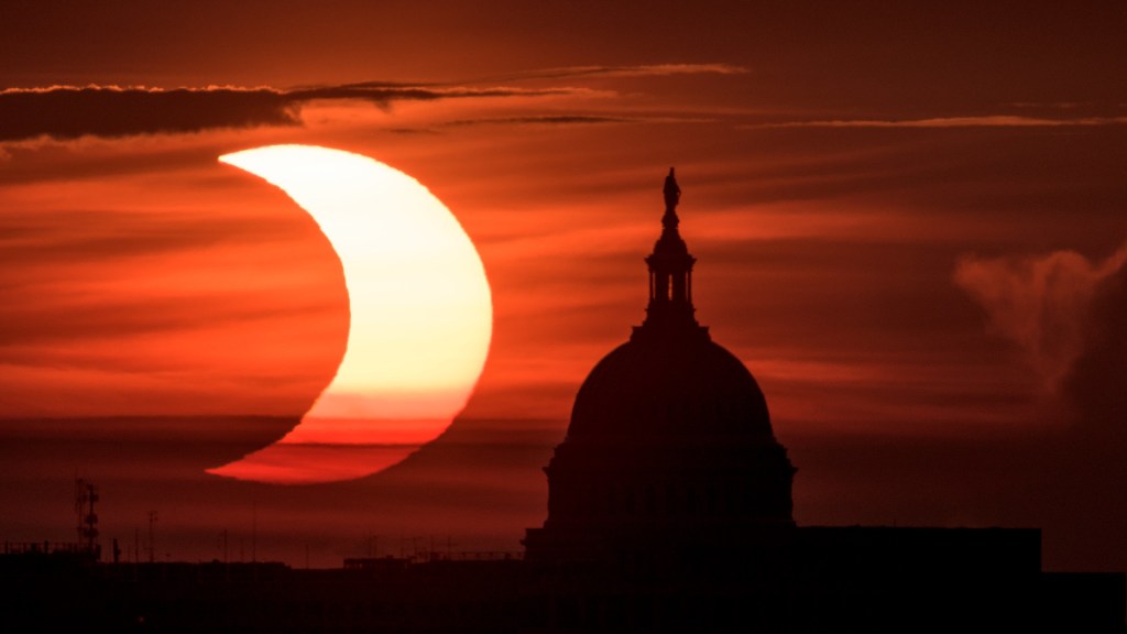 Lever de Soleil éclipsé à gauche du Capitole. // Source : Flickr/CC/NASA/Bill Ingalls (photo recadrée)