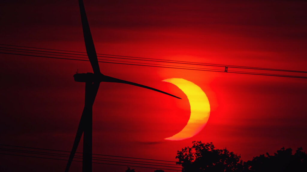 L'éolienne toucherait « presque » le croissant solaire. // Source : Flickr/CC/Gary Lloyd-Rees (photo recadrée)