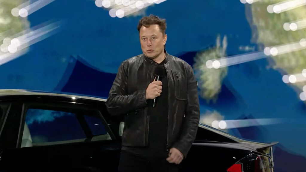 Elon Musk a confirmé que Tesla accepterait les bitcoins dès qu'ils seraient minés de manière plus écologique. // Source : Capture Numerama / Youtube Tesla