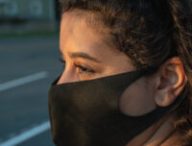 Une femme porte un masque noir // Source : stocksnap/CC0