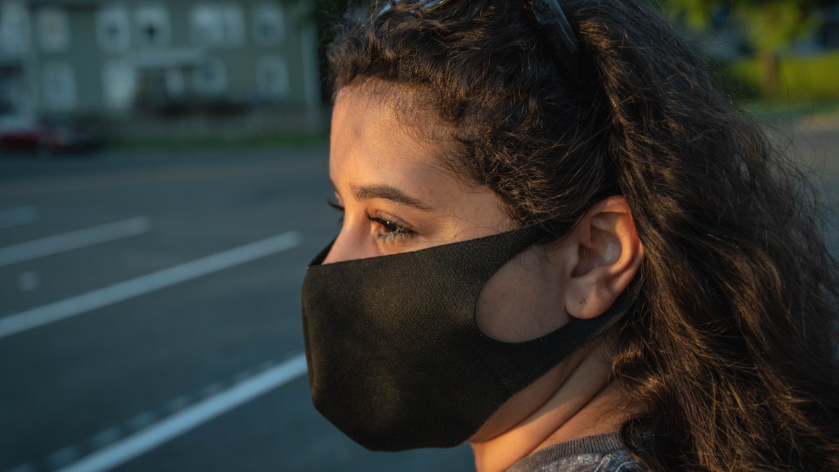 Une femme porte un masque noir // Source : stocksnap/CC0