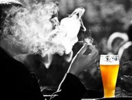 Un homme fume en terrasse // Source : Pixabay