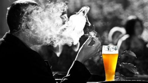 Un homme fume en terrasse // Source : Pixabay
