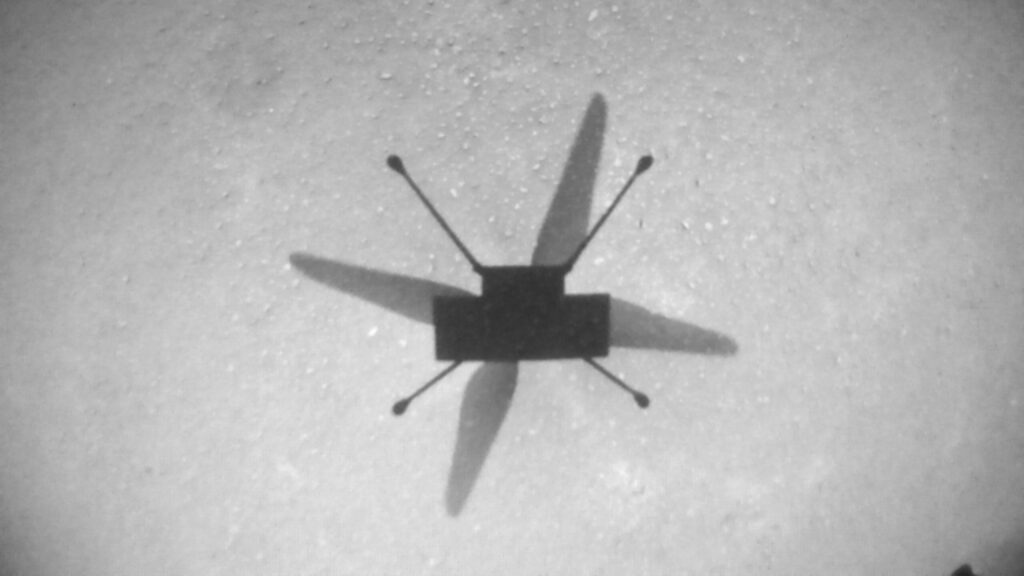 L'ombre d'Ingenuity en plein vol sur Mars. // Source : NASA/JPL-Caltech (photo recadrée)