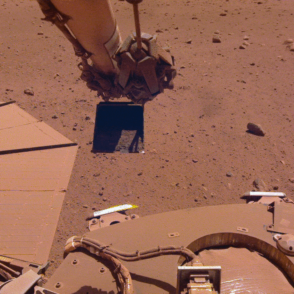 La manœuvre d'InSight pour nettoyer ses panneaux. // Source : NASA/JPL-Caltech