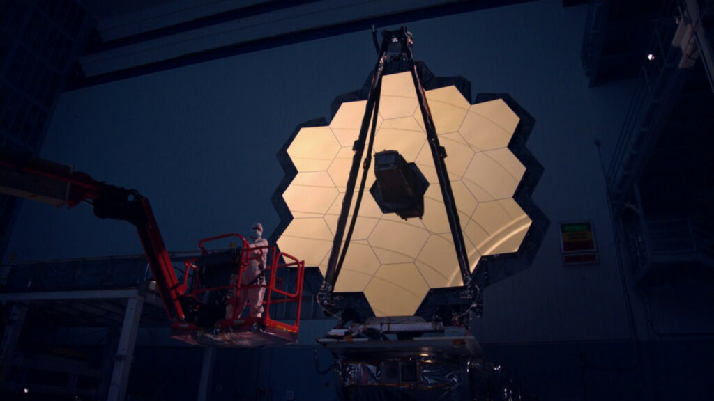 Ce miroir doré évoluera un jour dans l'espace. // Source : NASA's Goddard Space Flight Center