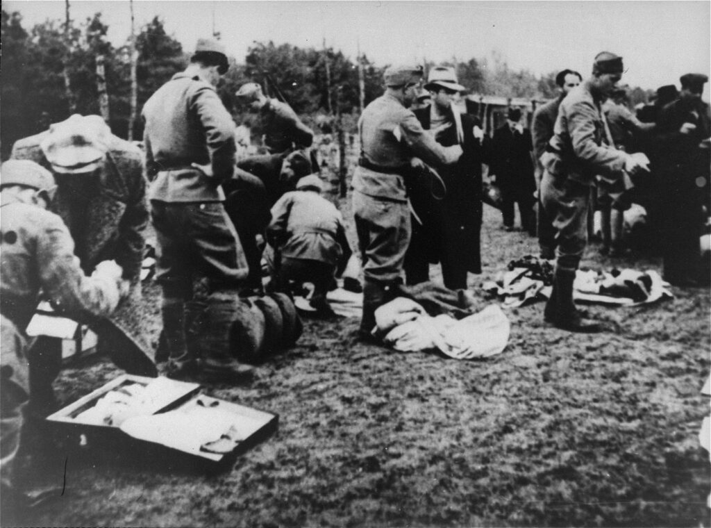 Jasenovac_prisoners_enter_the_camp
