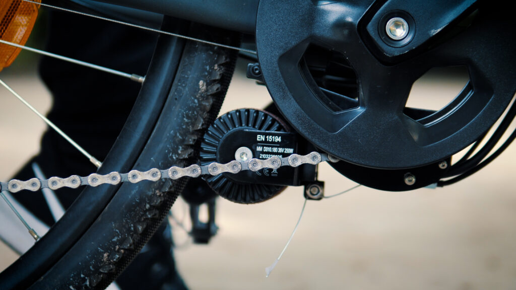 Il faut huiler la rigole du kit Gboost pour laisser passer le câble du dérailleur // Source : Louise Audry pour Numerama Il faut huiler la rigole du kit Gboost pour laisser passer le câble du dérailleur // Source : Louise Audry pour Numerama