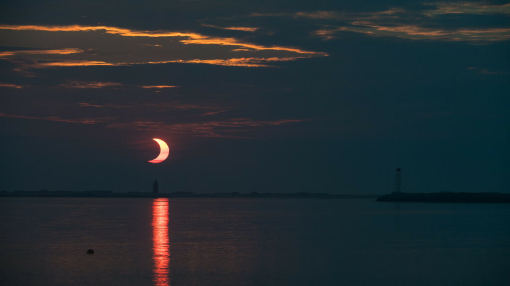 Croissant de Soleil à la plage. // Source : Flickr/CC/NASA/Aubrey Gemignani (photo recadrée)