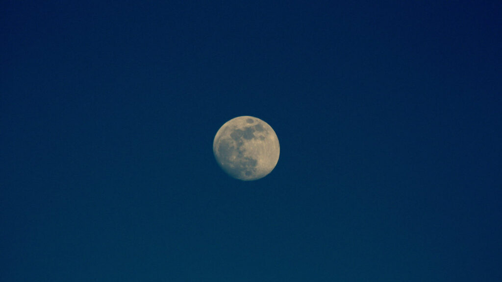 lune ciel bleu satellite
