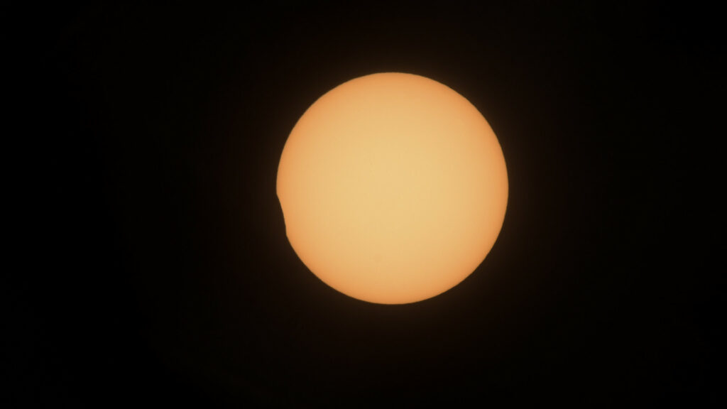 Photobombing de Lune devant le Soleil, mais en toute discrétion. // Source : Flickr/CC/Jürgen Mangelsdorf (photo recadrée)