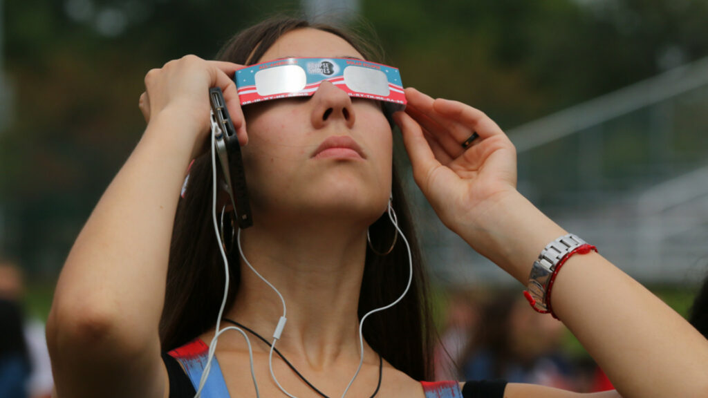 Les lunettes sont indispensables pour observer une éclipse de Soleil. // Source : Flickr/CC/Daniel M. Reck (photo recadrée)