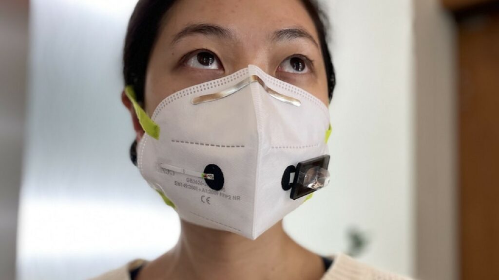 Le masque développé dans ces travaux se porte normalement, à la différence d'un petit bouton qui permet de lancer la détection. // Source : Wyss Institute de Harvard