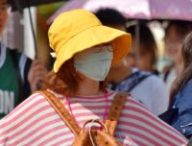 Une femme porte un masque en extérieur // Source : pixnio