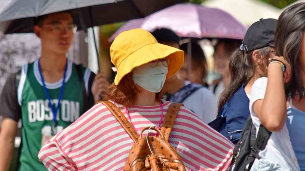 Une femme porte un masque en extérieur // Source : pixnio