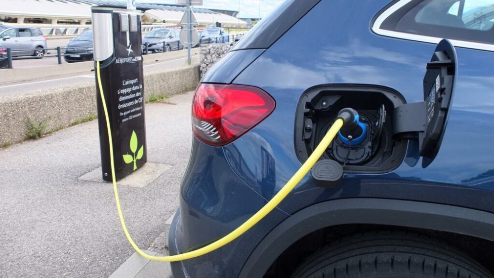 Mercedes EQA en charge sur borne // Source : Raphaelle Baut pour Numerama