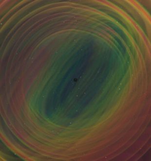 Représentation d'ondes gravitationnelles émises par deux trous noirs en orbite. // Source : N. Fischer, H. Pfeiffer, A. Buonanno (Max Planck Institute for Gravitational Physics), Simulating eXtreme Spacetimes (SXS) Collaboration