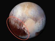 La macule Cthulhu sur Pluton. // Source : Flickr/CC/NASA/JHUAPL/SwRI (annotation Numerama)