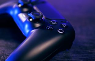 DualSense PS5 noire // Source : Louise Audry pour Numerama