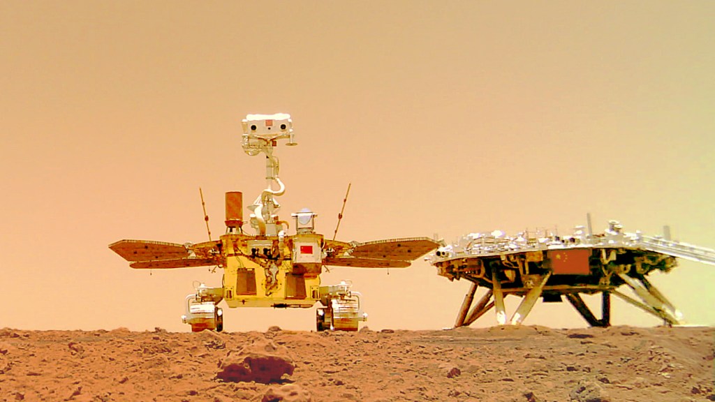 Premier selfie de Zhurong sur Mars. // Source : CNSA (image recadrée)