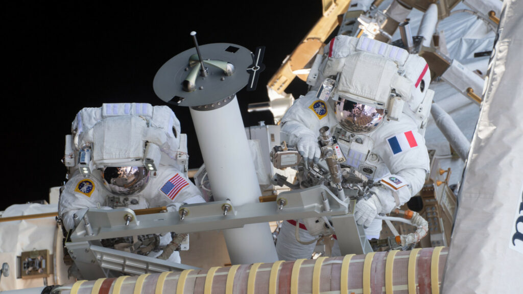 Shane Kimbrough et Thomas Pesquet en sortie extra-v&eacute;hiculaire le 16 juin 2021. // Source : Flickr/CC/NASA Johnson (photo recadr&eacute;e)